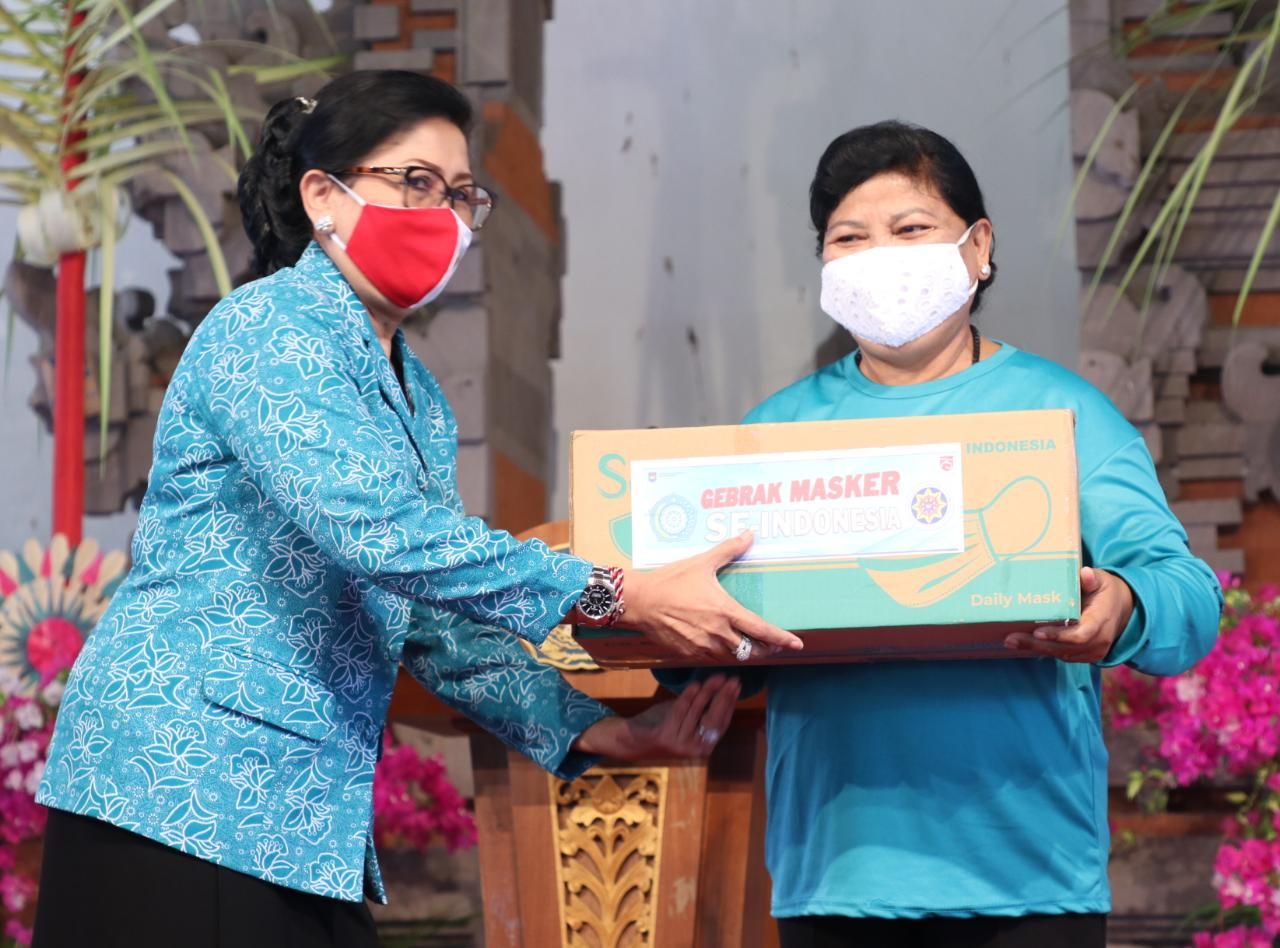 podiumnews.com-Gebrak Masker, Ny. Putri Koster Ajak Kader PKK Wujudkan Bali Bebas Covid-19